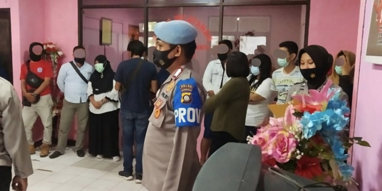 TERJARING - Sebanyak 7 pasangan bukan suami istri terjaring operasi penyakit masyarakat yang dilaksanakan oleh Polda Gorontalo, Rabu (17/2/2021). (Humas Polda Gorontalo)