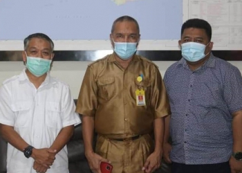 TANDA TANGAN DIGITAL - Kepala Diskominfo Pohuwato, Supratman Nento (tengah), Kadis Kominfo Bone Bolango, Sugondo Makmur (kanan), serta Kadis Kominfo Gorontalo Utara, Robin Daud (kiri), membahas implementasi tanda tangan digital, Selasa (2/2/2021).