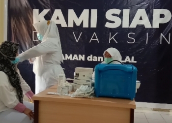 Proses penyuntikan Vaksin Covid-19 di Rumah Sakit Toto Kabila, Bone Bolango. Foto: Aldy/gopos.