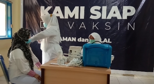 Proses penyuntikan Vaksin Covid-19 di Rumah Sakit Toto Kabila, Bone Bolango. Foto: Aldy/gopos.