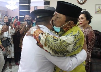 Hendra S Hemeto saat bertemu Ayahnya dirumah Pribadinya serta disambut Isak tangis bahagia oleh keluarganya. (Putra/Gopos)