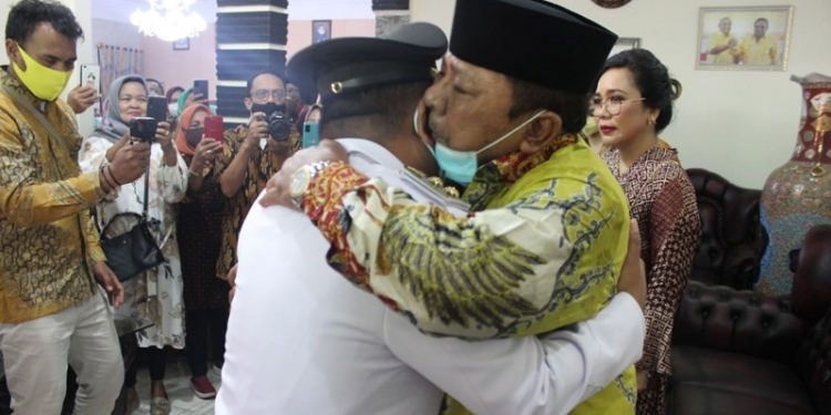 Hendra S Hemeto saat bertemu Ayahnya dirumah Pribadinya serta disambut Isak tangis bahagia oleh keluarganya. (Putra/Gopos)