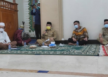 MASJID - Wali Kota Gorontalo, Marten A. Taha saat memberikan sambutan di Masjid Agung Baiturrahim, Kota Gorontalo, Senin (15/2/2021). Foto (Ari/Gopos)
