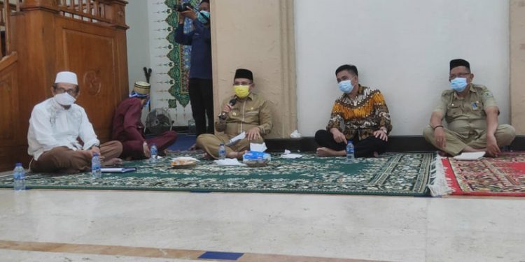 MASJID - Wali Kota Gorontalo, Marten A. Taha saat memberikan sambutan di Masjid Agung Baiturrahim, Kota Gorontalo, Senin (15/2/2021). Foto (Ari/Gopos)