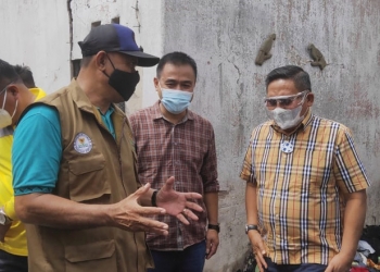 KEBAKARAN - Wali Kota Gorontalo, Marten Taha meninjau langsung lokasi 2 rumah terbakar di Jln. Jhon Aryo Katili, Kelurahan Tapa, Kecamatan Sipatana, Kota Gorontalo, Ahad (14/2/2022). Foto (Ari/Gopos)