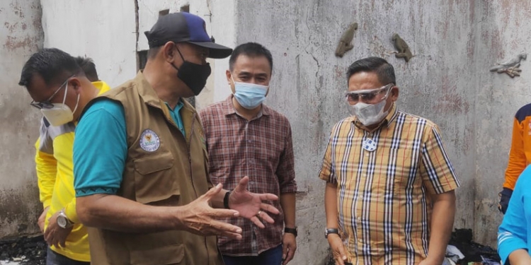 KEBAKARAN - Wali Kota Gorontalo, Marten Taha meninjau langsung lokasi 2 rumah terbakar di Jln. Jhon Aryo Katili, Kelurahan Tapa, Kecamatan Sipatana, Kota Gorontalo, Ahad (14/2/2022). Foto (Ari/Gopos)