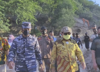 BANTUAN LONGSOR - Wali Kota Gorontalo, Marten Taha saat meninjau lokasi Longsor di Kelurahan Leato Selatan, Kecamatan Dumbo Raya, Kota Gorontalo, Jum'at (26/2/2021). Foto (Ari/Gopos)