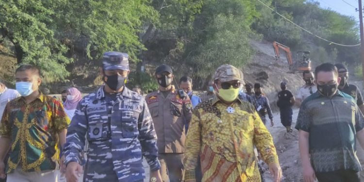 BANTUAN LONGSOR - Wali Kota Gorontalo, Marten Taha saat meninjau lokasi Longsor di Kelurahan Leato Selatan, Kecamatan Dumbo Raya, Kota Gorontalo, Jum'at (26/2/2021). Foto (Ari/Gopos)