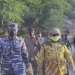 BANTUAN LONGSOR - Wali Kota Gorontalo, Marten Taha saat meninjau lokasi Longsor di Kelurahan Leato Selatan, Kecamatan Dumbo Raya, Kota Gorontalo, Jum'at (26/2/2021). Foto (Ari/Gopos)
