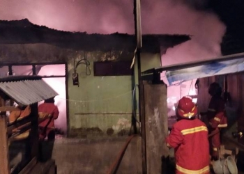KEBAKARAN - Tim pemadam kebaran sementara melakukan pemadaman dua rumah yang terbakar di Jl. Eks Andalas, Kota Gorontalo, Jumat dini hari (12/2/2021) (istimewa)