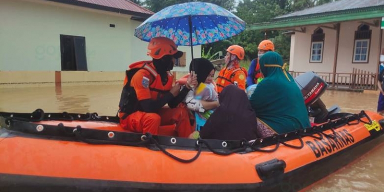 EVAKUASI - Basarnas Gorontalo mengevakuasi dua orang bayi korban banjir di Desa Milango, Kecamatan Tomilito, Kabupaten Gorontalo Utara, Sabtu (13/2/2021). (istimewa)