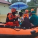 EVAKUASI - Basarnas Gorontalo mengevakuasi dua orang bayi korban banjir di Desa Milango, Kecamatan Tomilito, Kabupaten Gorontalo Utara, Sabtu (13/2/2021). (istimewa)