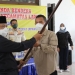 Bupati Malang, HM Sanusi menyerahkan bendera zonasi kepada muspika, Sabtu (13/2/2021). (istimewa)