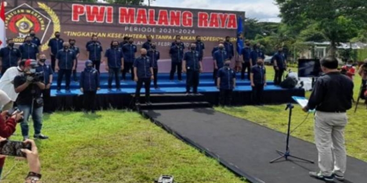 PELANTIKAN - Proses pelantikan pengurus PWI Malang Raya periode 2021-2024, Sabtu (13/2/2021). (istimewa)