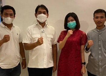 Pengurus HIPMI Blitar berpose bersama Rois S. Maming sebagai caalon ketua umum HIPMI Jatim, Ahad (14/2/2021). (Ma'ruf/gopos)