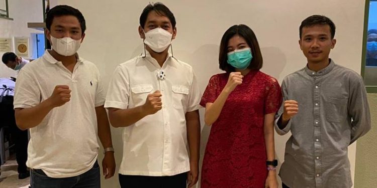 Pengurus HIPMI Blitar berpose bersama Rois S. Maming sebagai caalon ketua umum HIPMI Jatim, Ahad (14/2/2021). (Ma'ruf/gopos)
