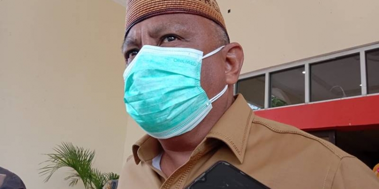 Gubernur Gorontalo, Rusli Habibie saat diwawancarai awak media, Senin (15/2/2021) (azhar/gopos)