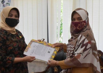 PENYERAHAN SK  - Penyerahan SK Pelaksana Tugas Harian (PLH) Bupati Gorontalo kepada Hadijah U Tayeb diserahkan oleh Kepala Biro Pemerintahan dan Kesra Provinsi Gorontalo, Sri Wahyuni Daeng Matona, Selasa (16/2/2021) (Putra/Gopos).