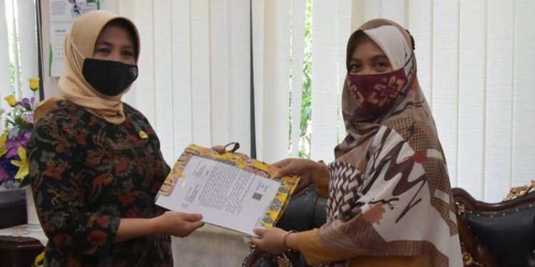 PENYERAHAN SK  - Penyerahan SK Pelaksana Tugas Harian (PLH) Bupati Gorontalo kepada Hadijah U Tayeb diserahkan oleh Kepala Biro Pemerintahan dan Kesra Provinsi Gorontalo, Sri Wahyuni Daeng Matona, Selasa (16/2/2021) (Putra/Gopos).
