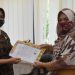 PENYERAHAN SK  - Penyerahan SK Pelaksana Tugas Harian (PLH) Bupati Gorontalo kepada Hadijah U Tayeb diserahkan oleh Kepala Biro Pemerintahan dan Kesra Provinsi Gorontalo, Sri Wahyuni Daeng Matona, Selasa (16/2/2021) (Putra/Gopos).