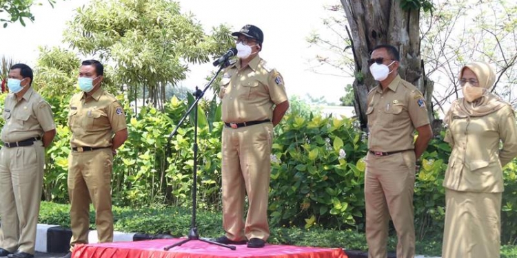 Bupati Blitar Rijanto, saat memimpin apel di hadapan SKPD, Selasa (16/02/2021). (hms)