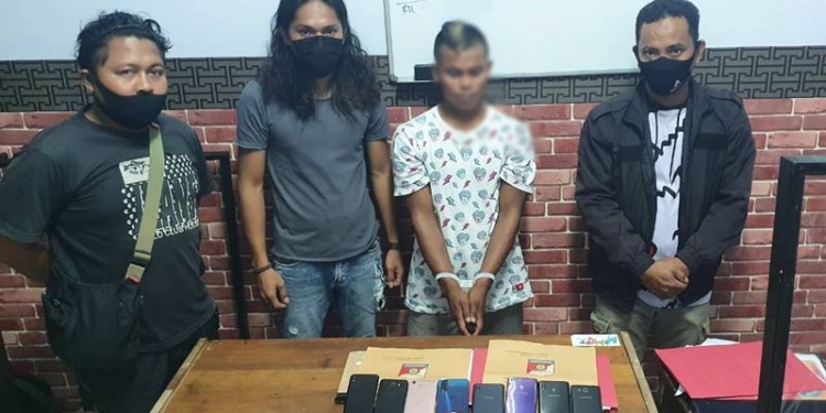 Satreskrim Polres Pohuwato mengamankan pelaku pencurian handphone di Desa Duhiadaa, Kecamatan Duhiadaa, Kabupaten Pohuwato, Senin (15/2/2021). (istimewa)