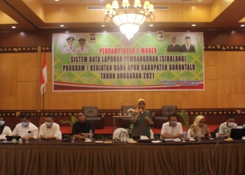 Hadijah U. Tayeb, saat menutup kegiatan Worshop Penyusunan LPPD dan Sosialisasi Permendagri Nomor 18 Tahun 2020, di Swiss Belhotel Maleosan Manado, Sulawesi Utara, Kamis (11/02/2021) (Putra/Gopos)