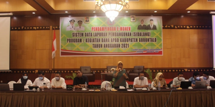 Hadijah U. Tayeb, saat menutup kegiatan Worshop Penyusunan LPPD dan Sosialisasi Permendagri Nomor 18 Tahun 2020, di Swiss Belhotel Maleosan Manado, Sulawesi Utara, Kamis (11/02/2021) (Putra/Gopos)