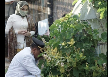 Wakil Bupati Gorontalo Hendra S Hemeto saat berziarah Ke makam ibundanya Hj Nun Hemeto (istimewa)