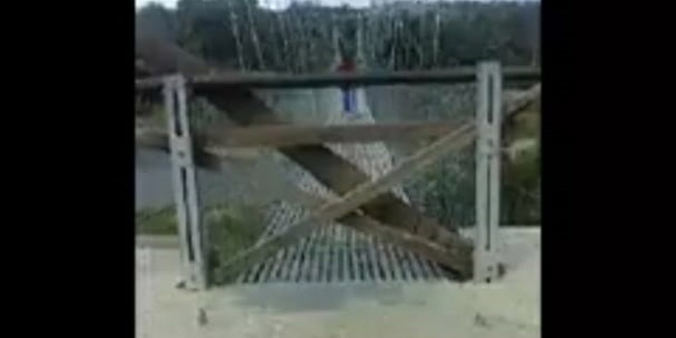 TUTUP - Jembatan gantung Desa Marisa-Tunas Harapan diblokir gara-gara masalah ganti rugi lahan