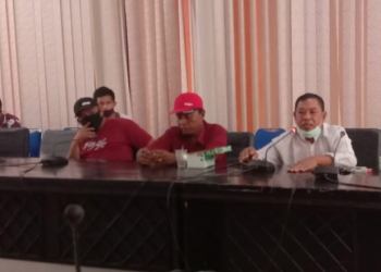 Ketua APRI Kabupaten Pohuwato, Limonu Hippy (Kameja Putih) saat menyampaikan pendapat di ruang rapat DPRD Kabupaten Pohuwato, Senin (08/03/2021).(Azhar/Gopos)