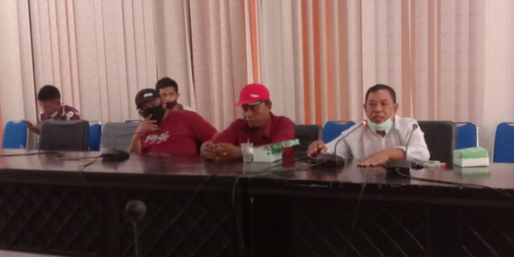 Ketua APRI Kabupaten Pohuwato, Limonu Hippy (Kameja Putih) saat menyampaikan pendapat di ruang rapat DPRD Kabupaten Pohuwato, Senin (08/03/2021).(Azhar/Gopos)