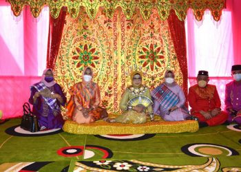 Wabup Bonebol Merlan S. Uloli menjalani prosesi upacara adat Moloopu oleh pemangku adat U Duluwo Limo Lo Pohalaa maupun Dewan Adat dari Lima Negeri Adat Gorontalo, di Yiladia Rumah Dinas Wakil Bupati, Senin (1/3/2021). (Foto AKP/Kominfo)