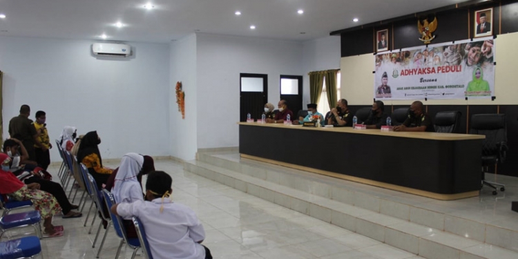Kejaksaan Negeri Kabupaten Gorontalo saat melakukan kegiatan adiaksa peduli Bersama anak- anak yatim Panti Asuhan Adiaksa Peduli Gorontalo Indonesia (Putra Gopos)