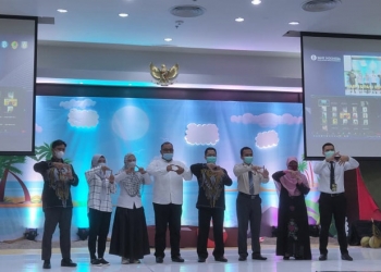 Kepala KPw BI Gorontalo, Budi Widihartanto (tengah), berpose bersama dengan Jajaran Dinas Perindustrian dan Perdagangan Kota Gorontalo, serta Pedagang Pasar Liluwo dalam edukasi publik QRIS, di lantai 4 kantor KPw BI Gorontalo. (ari/gopos)