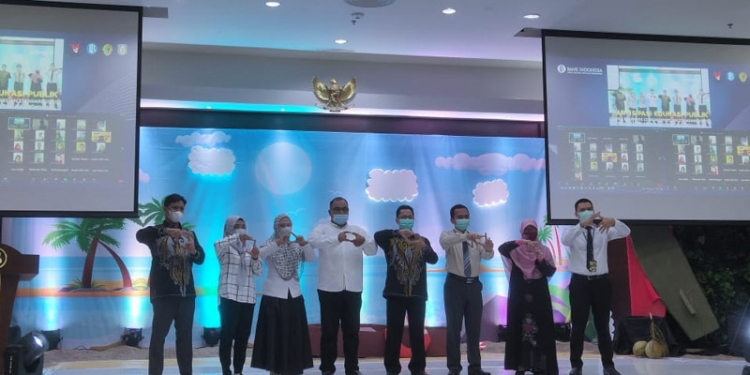 Kepala KPw BI Gorontalo, Budi Widihartanto (tengah), berpose bersama dengan Jajaran Dinas Perindustrian dan Perdagangan Kota Gorontalo, serta Pedagang Pasar Liluwo dalam edukasi publik QRIS, di lantai 4 kantor KPw BI Gorontalo. (ari/gopos)