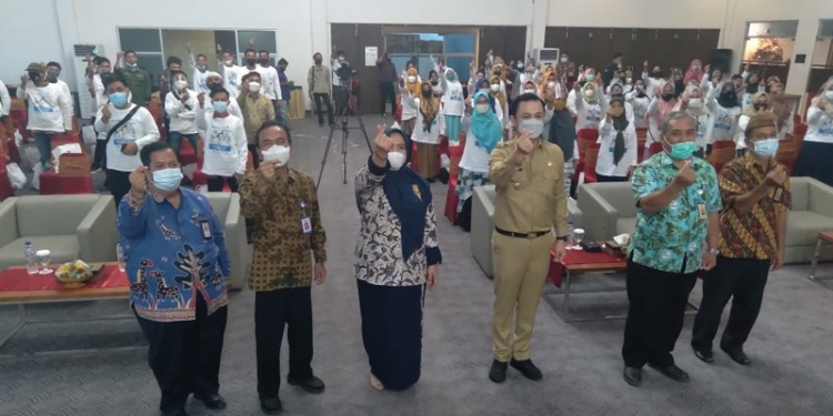 Wakil Wali Kota Gorontalo, Ryan F.Kono saat membuka acara Sosialisasi Advokasi dan Kie Program Bangga Kencana bersama Mitra Kerja di Hotel Damhil Kota Gorontalo, Senin (15/3/2021). (foto/ramlan/gopos)