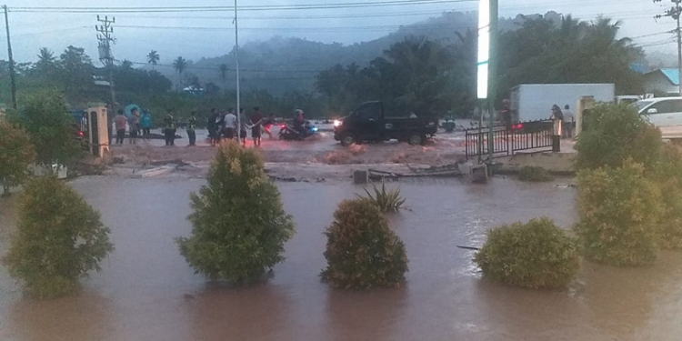 Situasi banjir di Desa Molingkapoto yang berdampak terhadap akses Trans Sulawei Gorontalo-Manado