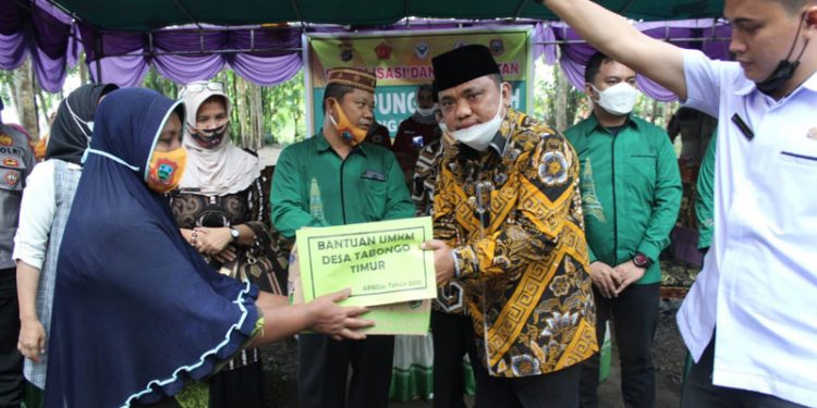 Wakil Bupati Gorontalo Hendra S Hemeto saat memberikan bantuan Usaha Mikro Kecil Menengah (UMKM) kepada salah satu masyarakat di Desa Tabongo Timur Kecamatan Tabongo (Putra/Gopos).