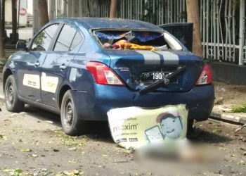 Situasi di depan Gereja Katedral Makassar usai ledakan yang diduga bom bunuh diri, Ahad (28/3/2021). (istimewa)