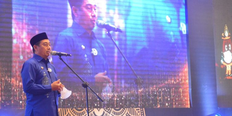 Bupati Bone Bolango Hamim Pou saat memberikan sambutan pada penyelenggaraan KPU Award di Hotel Maqna Kota Gorontalo (foto AKP/Kominfo)