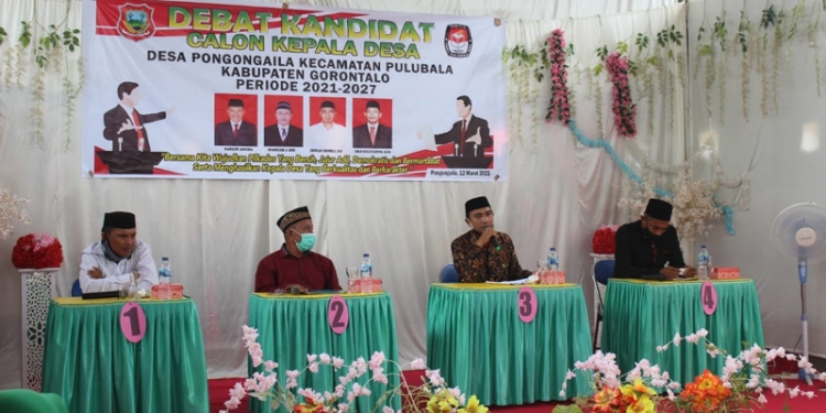 Para Calon Kepala Desa Pongongaila saat memaparkan Visi dan Misi terkait pembangunan desa  (Putra Gopos)