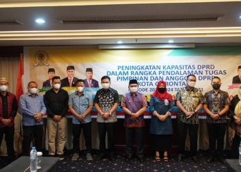 Wali Kota Gorontalo, Marten Taha bersama Ketua dan Anggota DPRD Kota Gorontalo. (Foto/Humas Dekot).