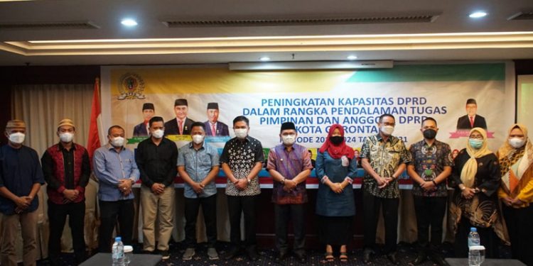 Wali Kota Gorontalo, Marten Taha bersama Ketua dan Anggota DPRD Kota Gorontalo. (Foto/Humas Dekot).