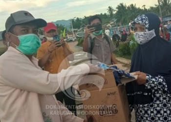 Kegiatan Launching di rangkaikan dengan penyerahan bantuan sosial bagi pelaku UMKM bagi masyarakat penerima Didesa Hutadaa. (Humas Kominfo Kabupaten Gorontalo)