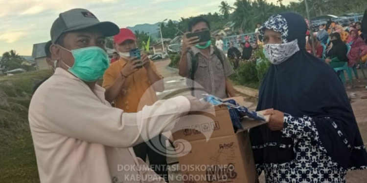 Kegiatan Launching di rangkaikan dengan penyerahan bantuan sosial bagi pelaku UMKM bagi masyarakat penerima Didesa Hutadaa. (Humas Kominfo Kabupaten Gorontalo)