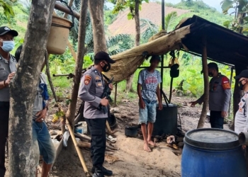 PENGGEREBEKAN - Polsek Tolangohula Amankan Tempat Ilegal Penyulingan Minuman Keras Di Asparaga. (Istimewa)