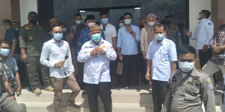 Gubernur Gorontalo, Rusli Habibie, memberi keterangan pers usai bersaksi pada persidangan GORR di Pengadilan Tipikor Gorontalo, Rabu (10/3/2021). (ramlan/gopos)
