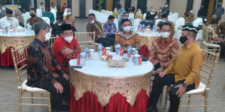 Ketua Dewan Perwakilan Rakyat Daerah (DPRD) Kota Gorontalo, Hardi Sidiki saat menghadiri acara Resepsi HUT Ke-293 Kota Gorontalo di Rumah Dinas Wali Kota Gorontalo, Jumat (19/3/2021). (foto/ramlan/gopos).