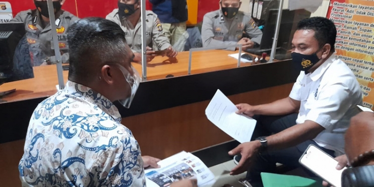 Hamzah Sidik menyampaikan laporan ke Polda Gorontalo, Selasa (23/3/2021).